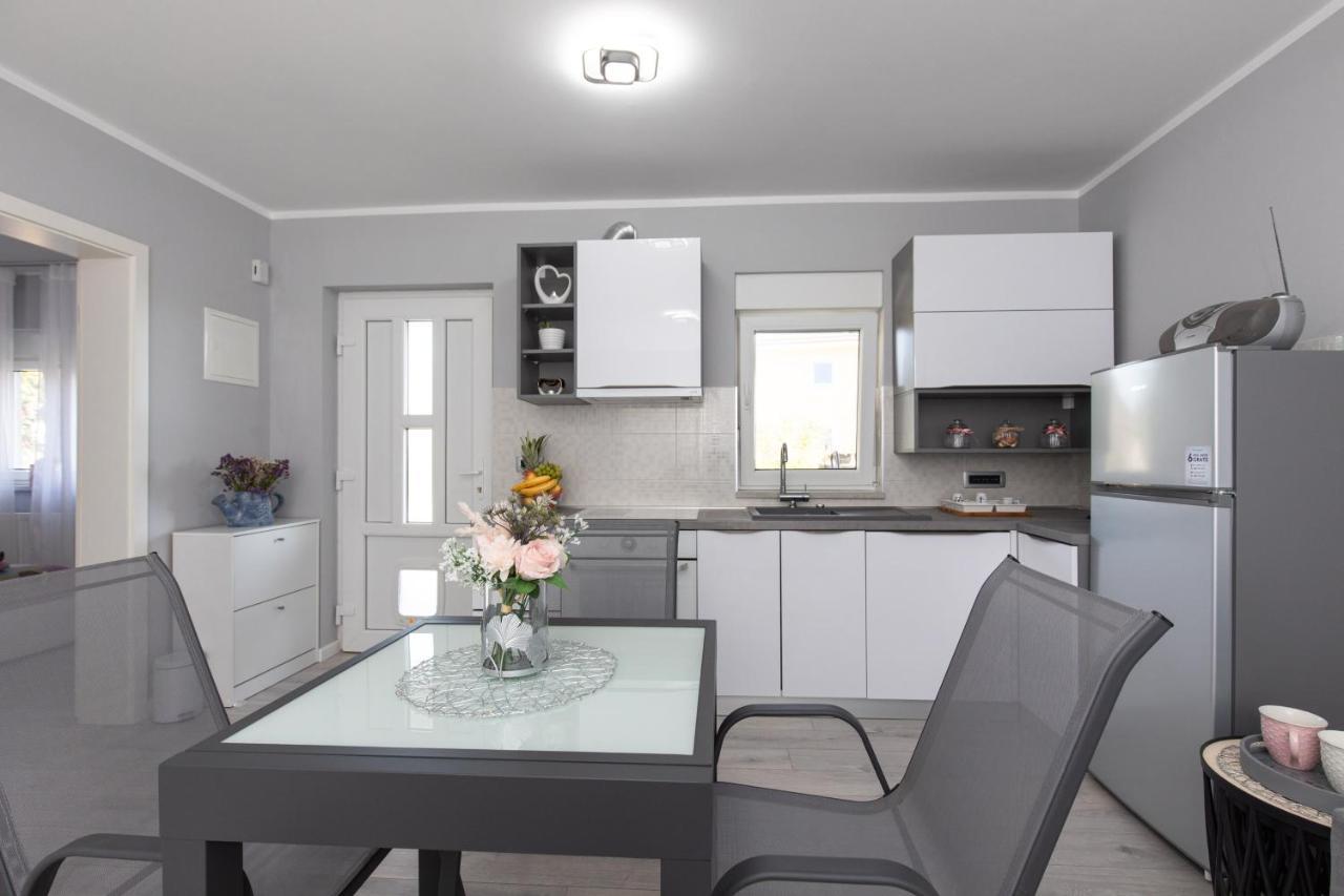 Apartment Odore Di Mare With Beautiful Garden Krk Town Exterior photo